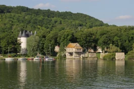 Le château des tourelles, avec le Vieux moulins et les piles du ponts médiéval