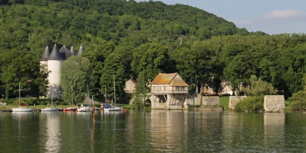 Le château des tourelles, avec le Vieux moulins et les piles du ponts médiéval