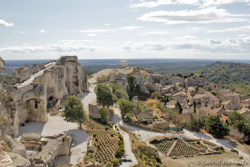 Panorama sur le château, l'esplanade, le village