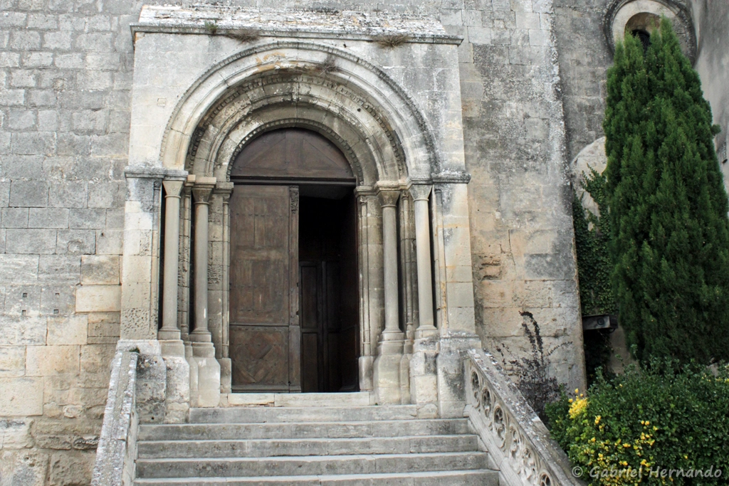Entrée de l'église Saint-Vincent aux Baux