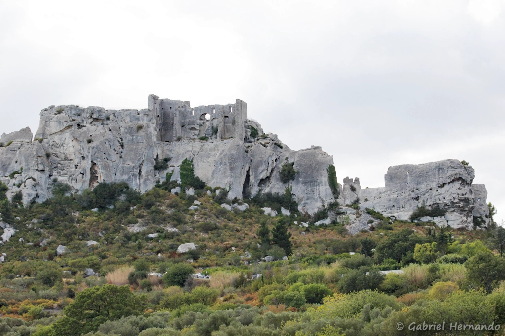 La barre rocheuse des Baux, avec le donjon