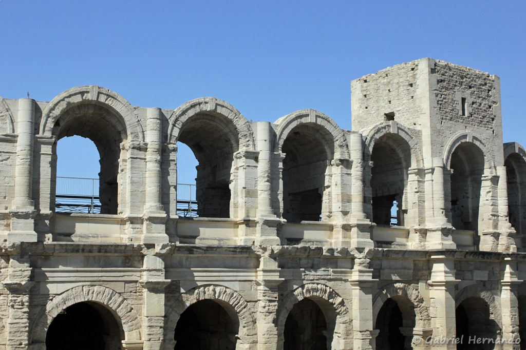 La tour Est et les arcades