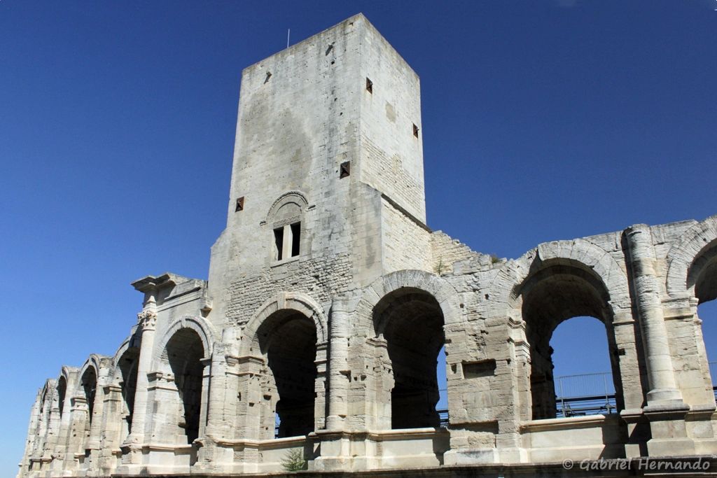 La tour Ouest avec les arcades