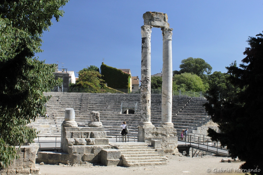 Deux des colonnes encadrant la porte royale du mur de scène
