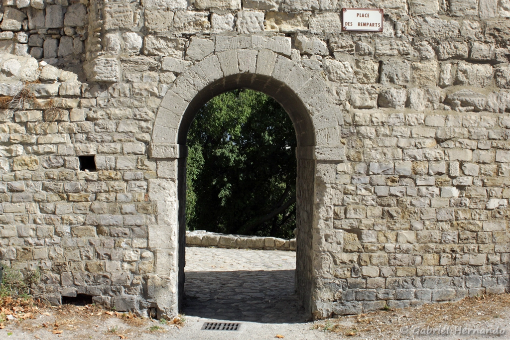 Porte dans les remparts, place des remparts