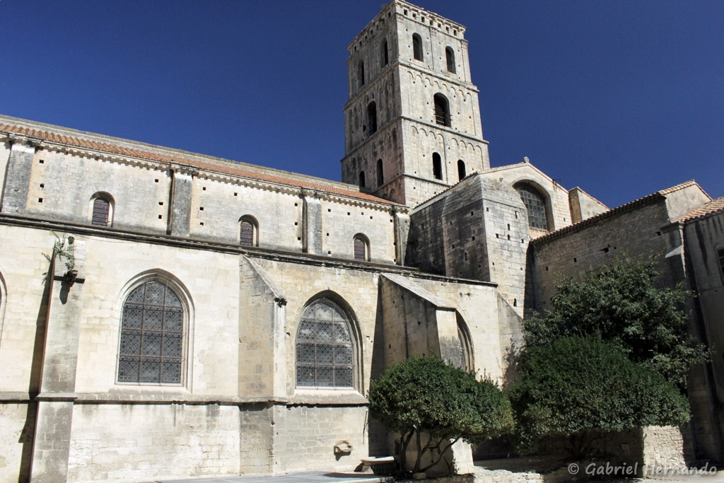 Basilique Saint-Trophime, depuis le cloitre