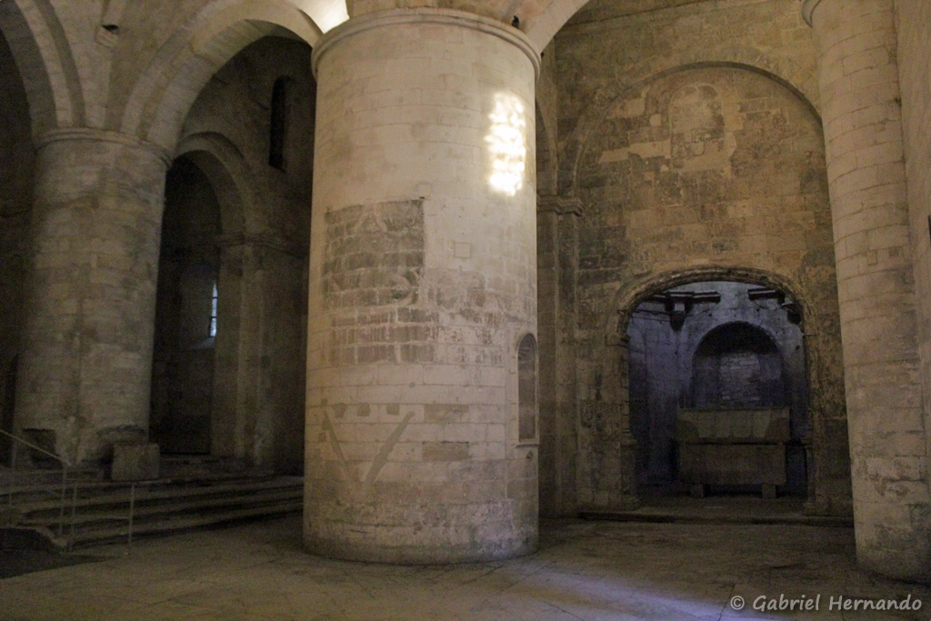 Intérieur de l'église Saint-Honorat des Alyscamps