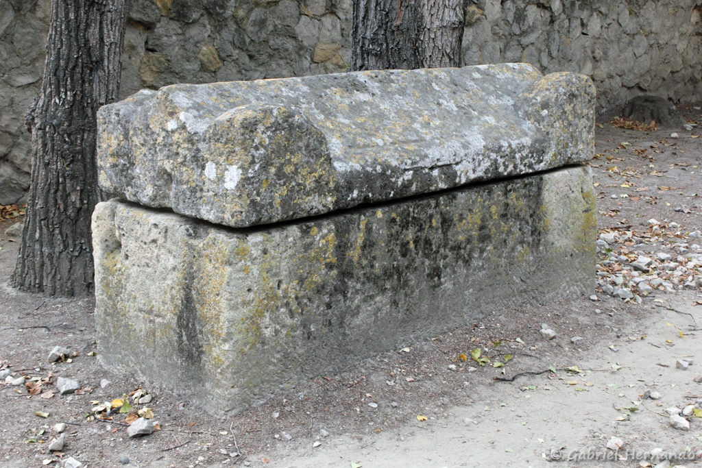 Sarcophages dans l'allée