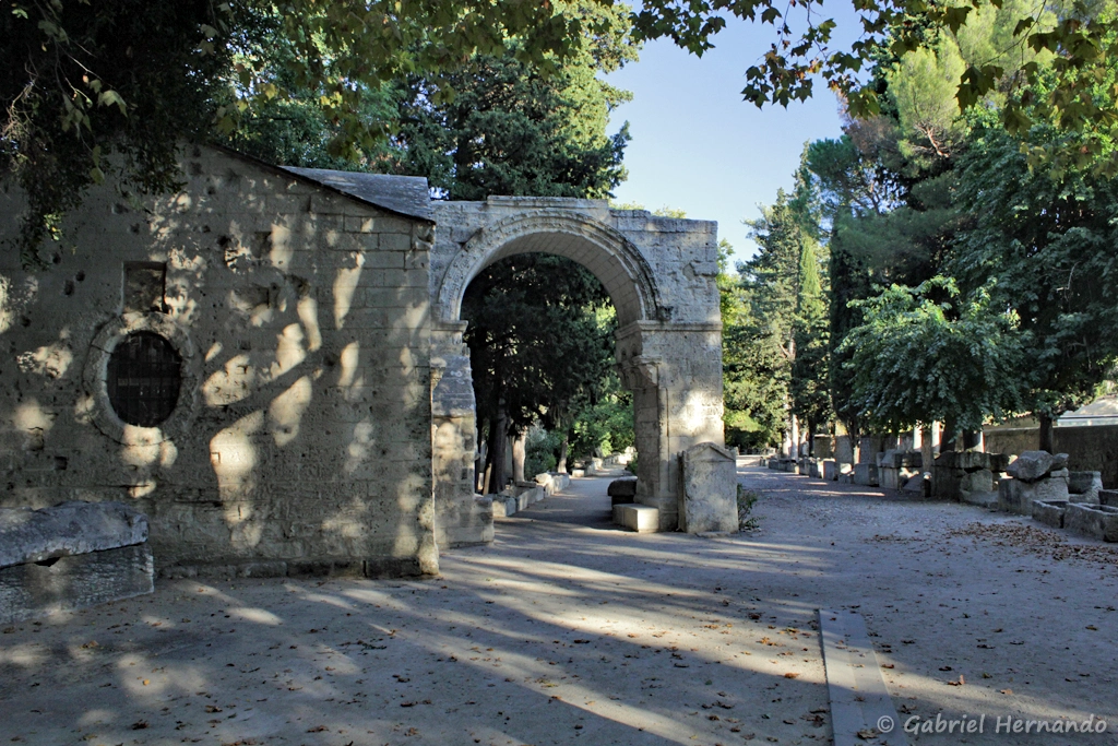A l'entrée des Alyscamps, la Chapelle Saint-Accurse