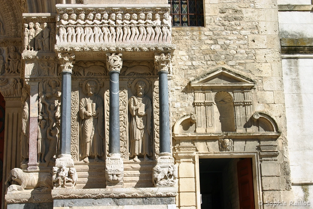 Panneau vertical à droite de l'entrée de la Basilique Saint-Trophime