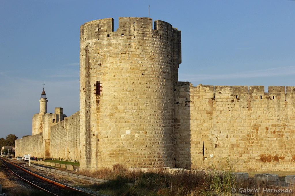 Les remparts, avec la Tour des Bourguignons