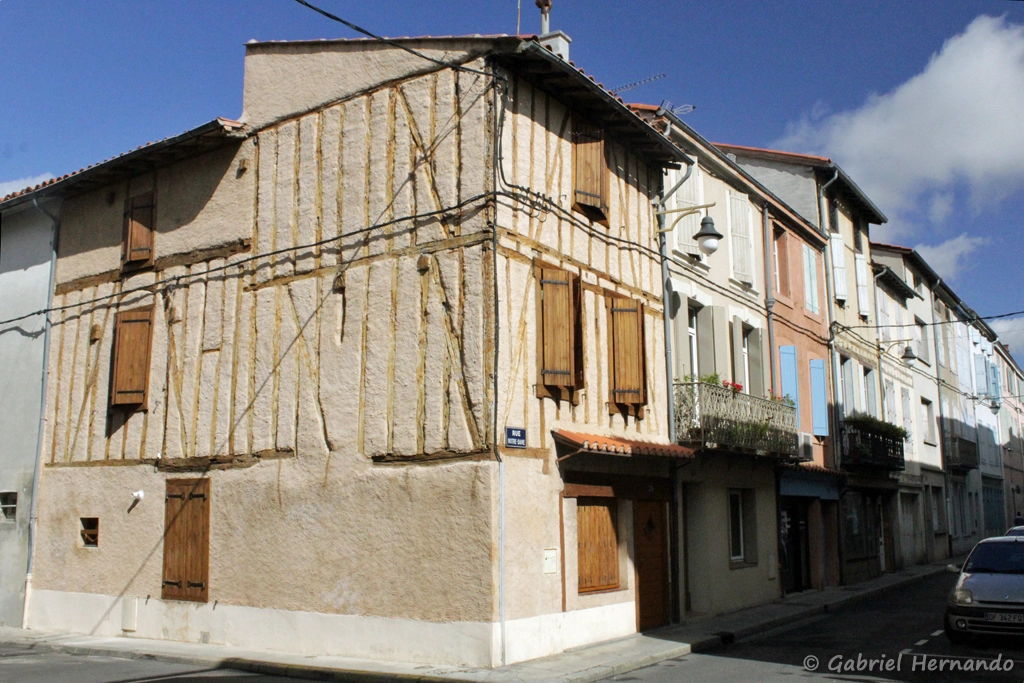 Ancienne bâtisse, à l'angle des rue Notre-Dame et des Ecuries