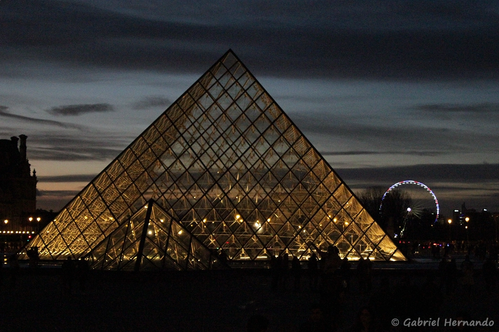 Pyramide du Louvre, de nuit