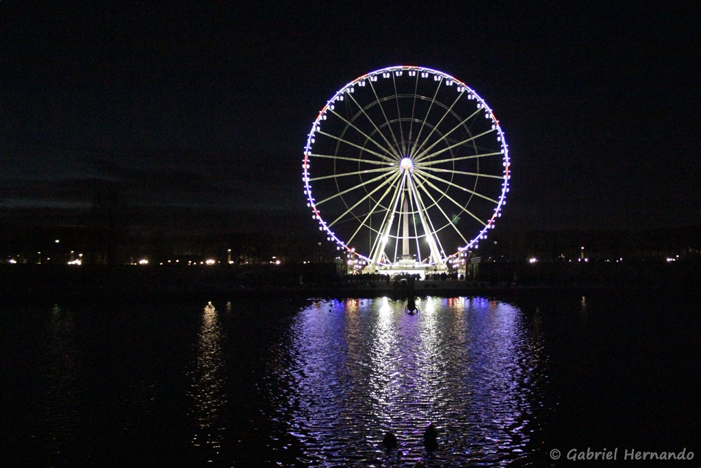 Grande roue de Paris, place de la concorde, avec son reflet dans le Bassin Octogonal