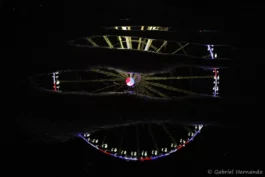 Reflet de la Grande roue de Paris, dans une flaque d'eau