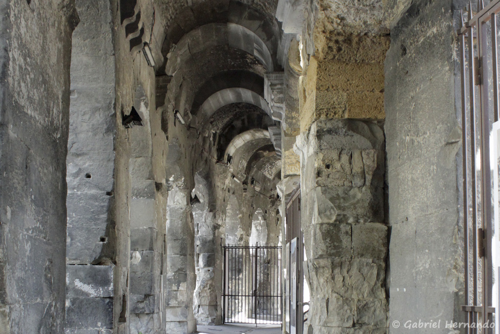 Dans les arcades de l'arène
