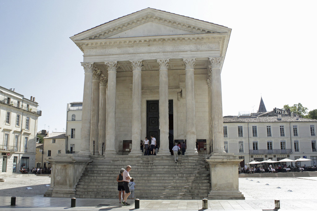 Maison Carrée, vue de face