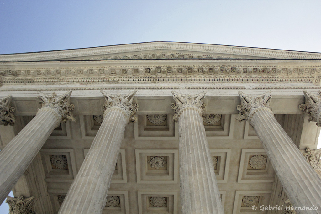Maison Carrée, avec ses colonnes et le pronaos