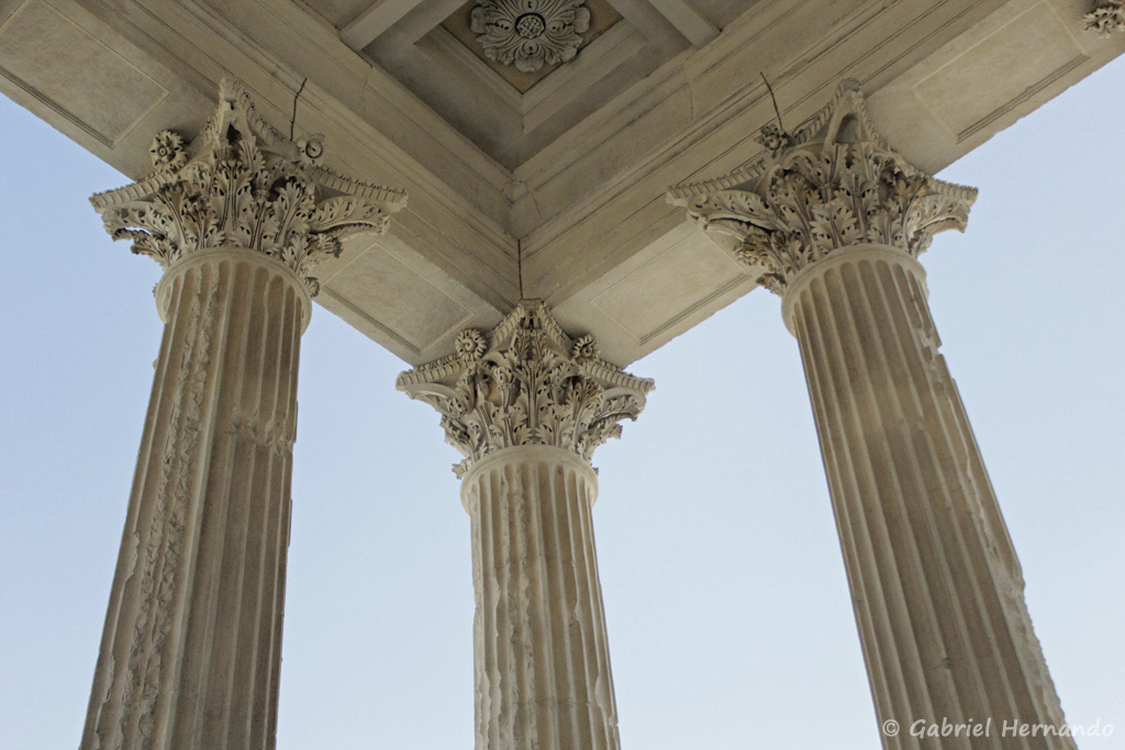 Maison Carrée, détail des chapiteaux, en partie supérieure des colonnes