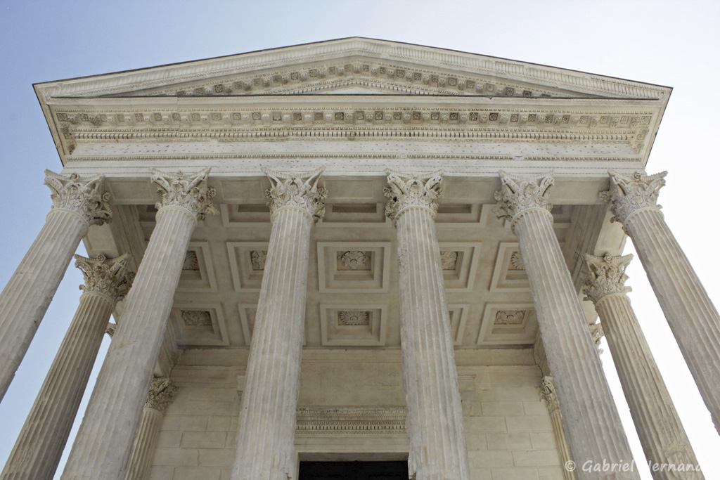 Maison Carrée, vue de face avec ses colonnes, son fronton et le pronaos