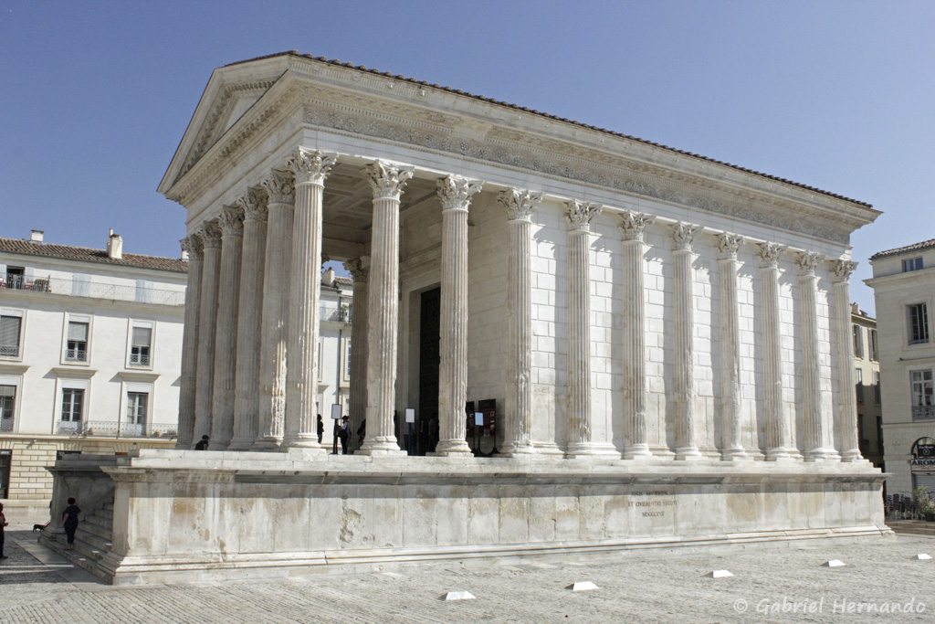 Maison Carrée, avec ses colonnes