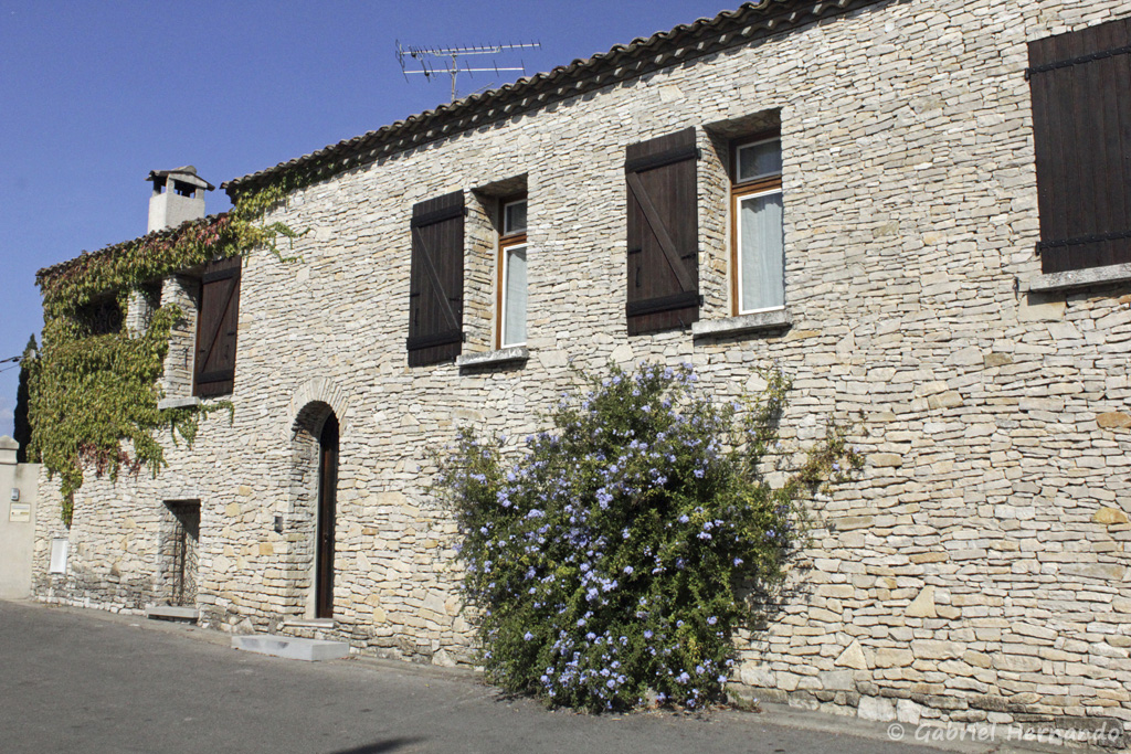 Villa avec une belle façade aux abords de la tour Magne
