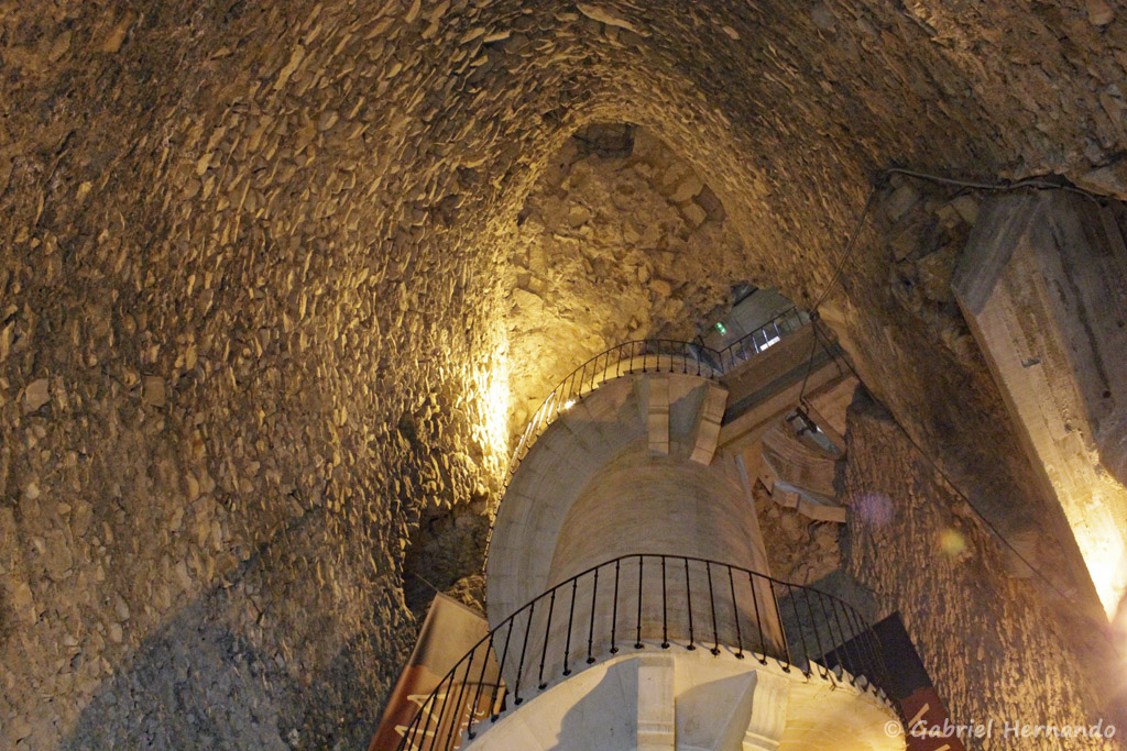 Vue intérieure de la Tour Magne, avec son escalier central