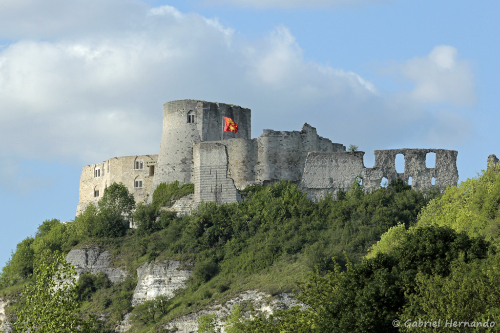 Le château Gaillard, depuis la RD 313, en direction de Bouafles