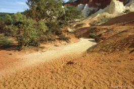 Le sentier du "Sahara" au travers les falaises d'ocre multicolores