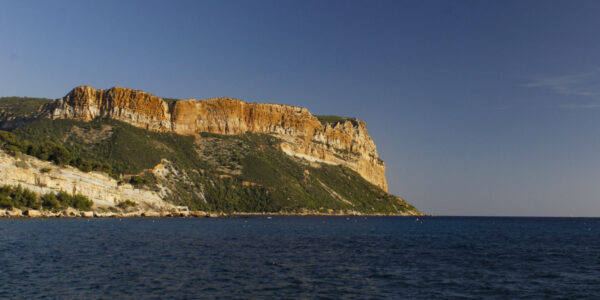 Cap Canaille, avec les falaises Soubeyranes, qui sur plombent l'Anse de l’Arène, à Cassis