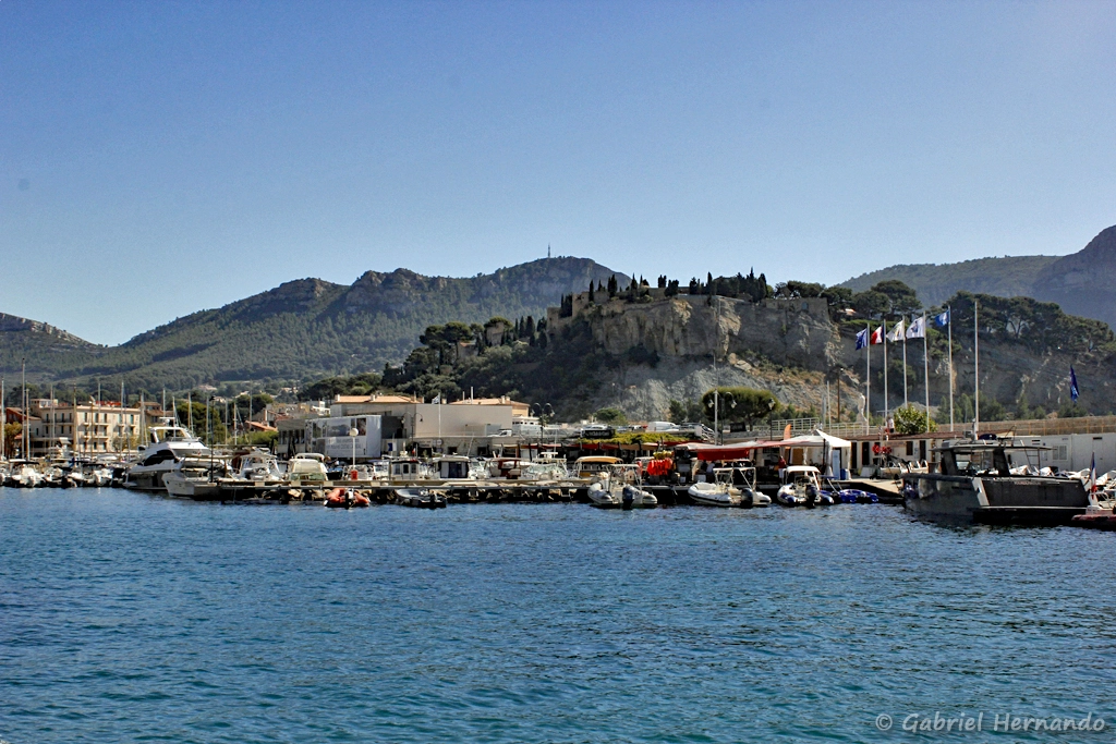 Le port de Cassis, au pied du château
