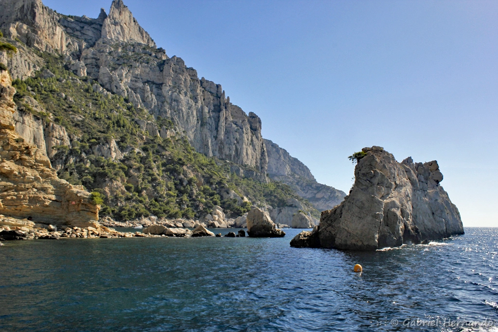 Le Torpilleur et en arrière plan, la calanque des Pierres Tombées