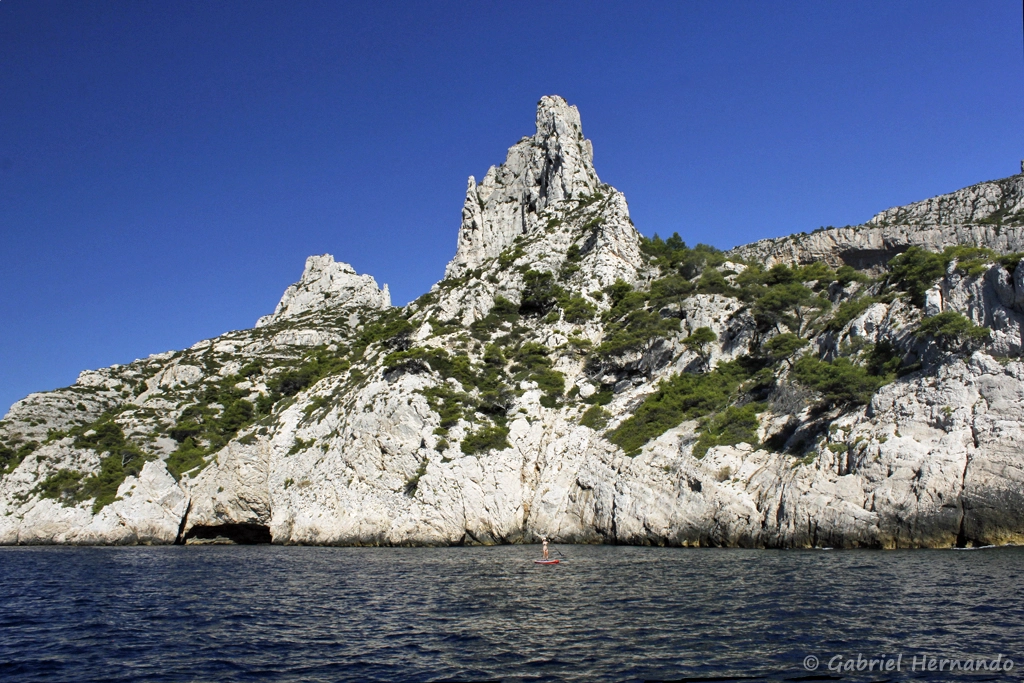 Aiguille Sugiton, qui surplombe la Grotte Bleue