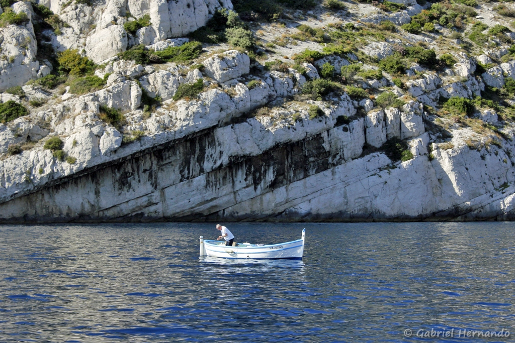 Petit bateau de pêche au pied des falaises
