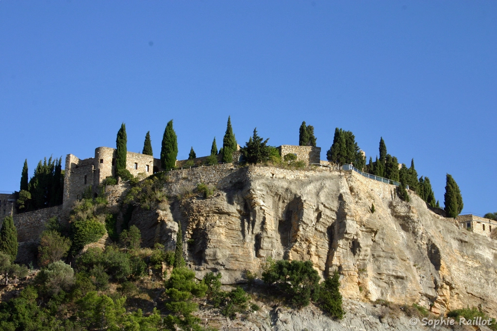 Le château de Cassis, sur son promontoire rocheux