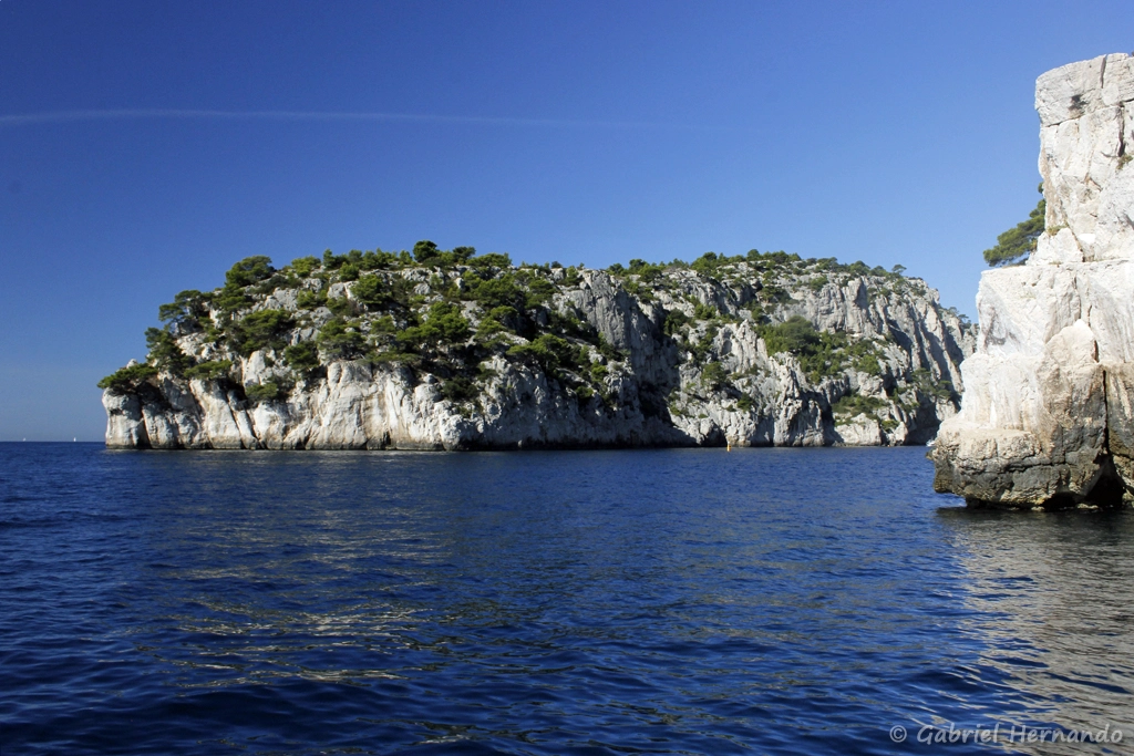 Entrée dans le calanque d'En-Vau après le passage de la pointe d'En-Vau