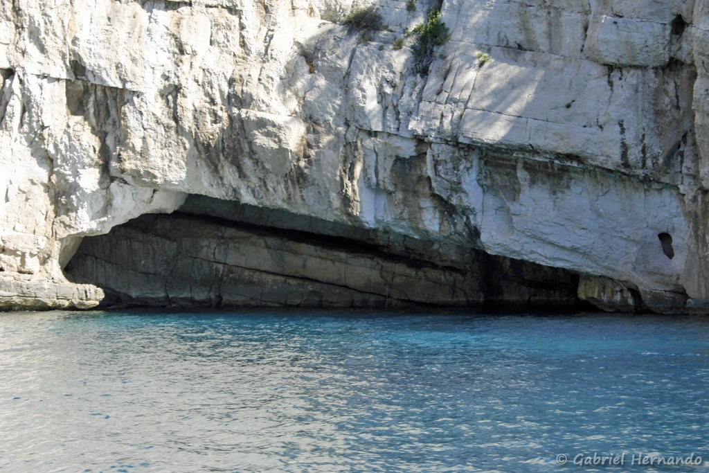 Petite grotte marine, au pied des falaises