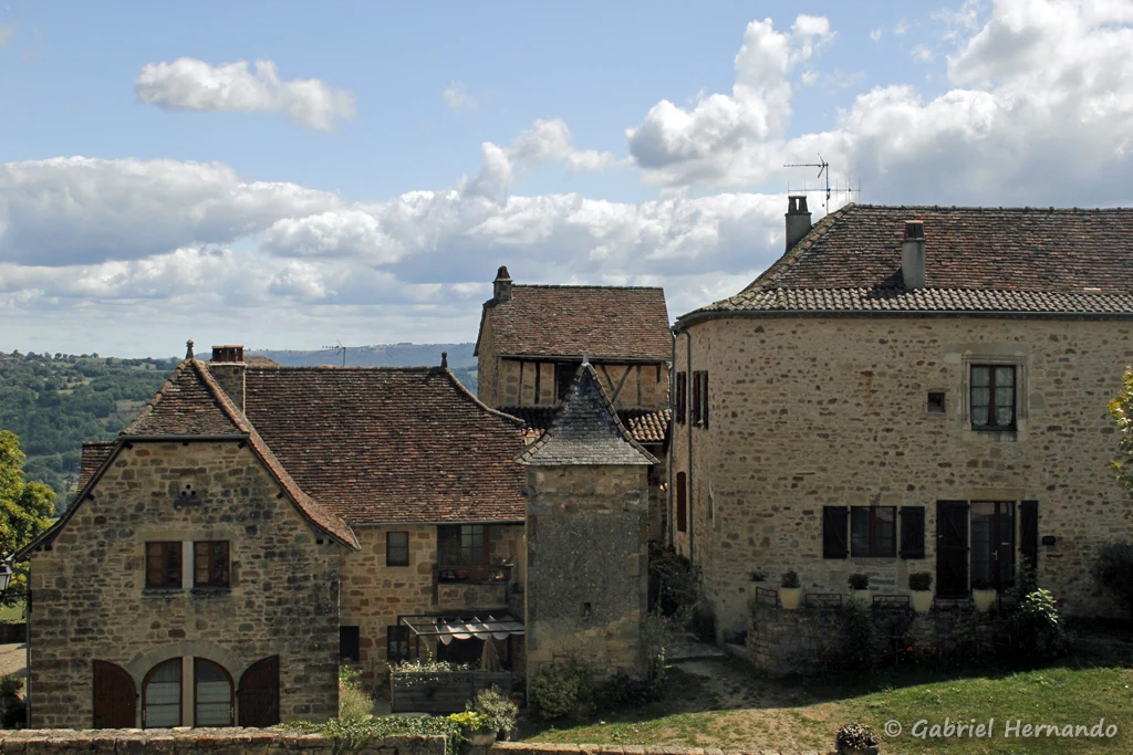 Architecture médiévale typique de la région, avec au centre, le pigeonnier carré du XVIII ou XIXe siècle