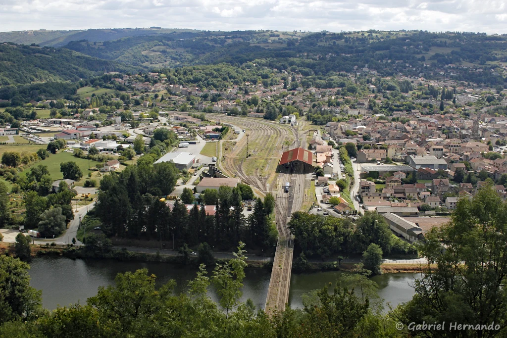 Gare de Capdenac et ses voies ferrées, avec le pont Eifel qui enjambe le Lot