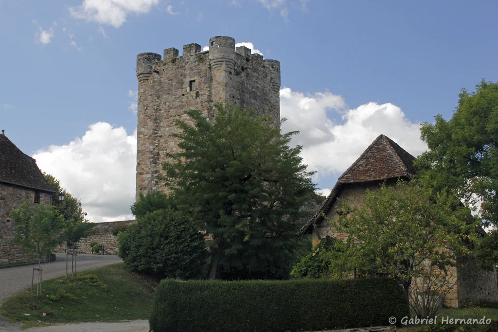 Tour de Modon (XIIIe siècle), avec la grange ai pied de la tour, vus de l'entrée du village