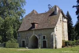 Le donjon de style roman (Domaine d'Harcourt, mai 2020)