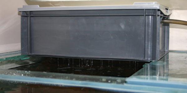 Fabrication d'une filtration en caisse plastique placée sur l'aquarium