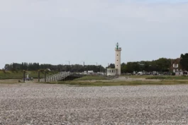 Le phare du Hourdel, vu de la pointe du même nom