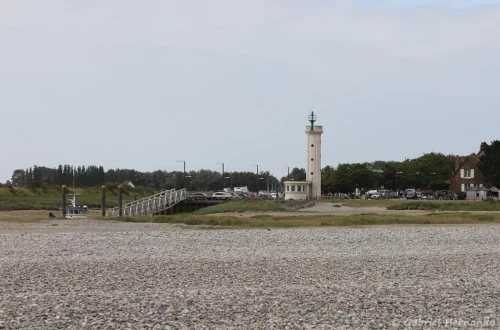 Le phare du Hourdel, vu de la pointe du même nom