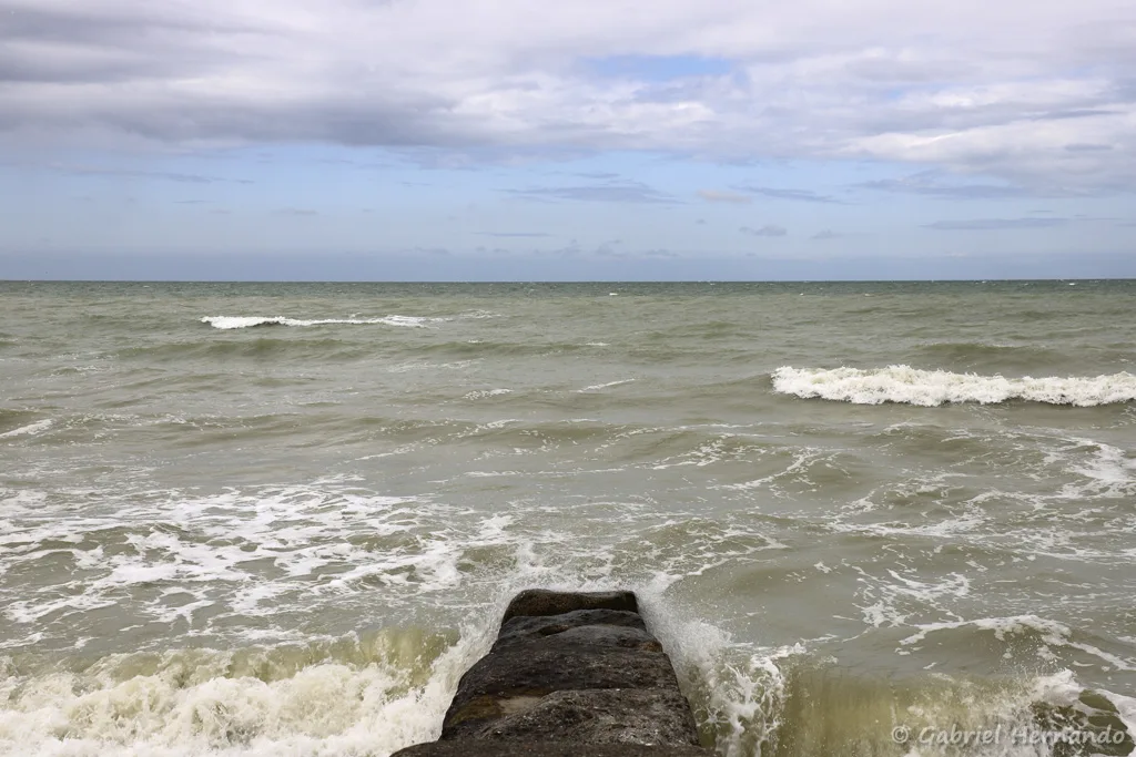 La mer montante, sur un épi de béton