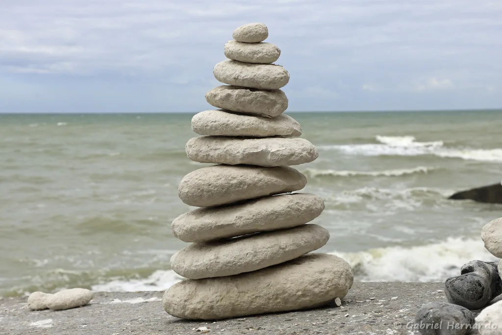 Stone stacking, cairn ou empilement de galets de calcaire