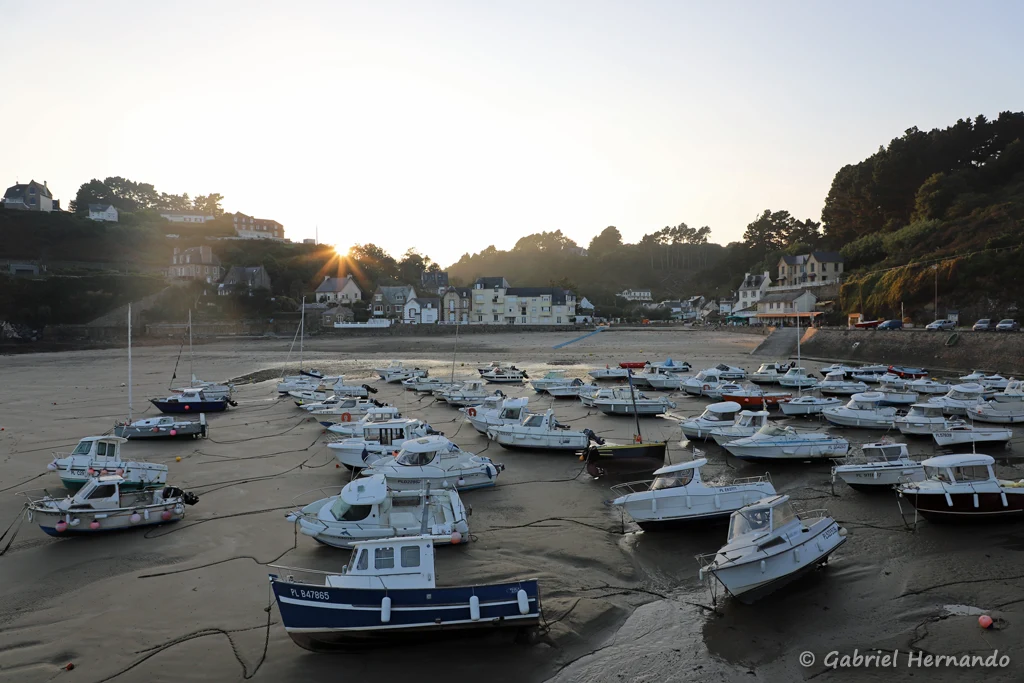 Vue sur le port et le bourg, en soirée