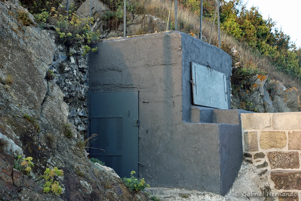 Le petit blockhaus, édifié en 1942, à l'extrémité de la digue