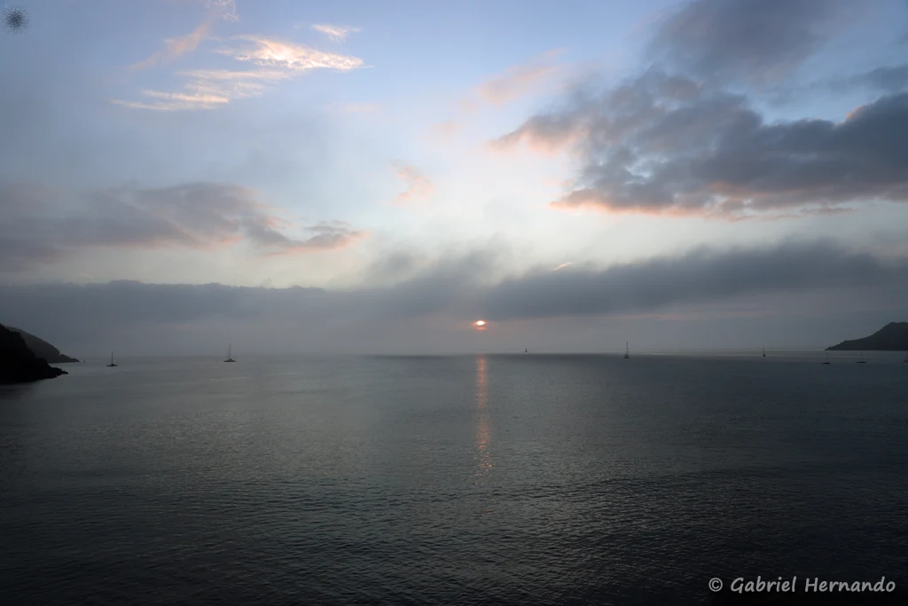 L'aurore avec le lever de soleil sur la mer
