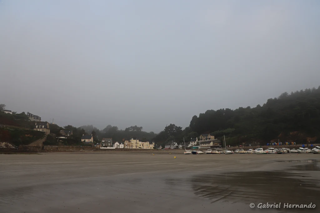 La plage et le bourg de Bréhec, au petit matin, depuis la digue